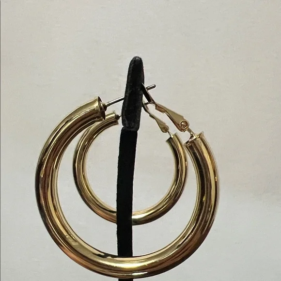 Elegant Gold Hoop Earrings - Picture 2 of 5